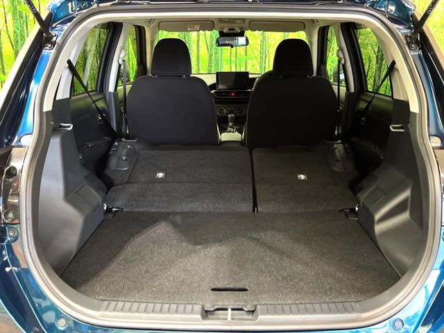 ���i�̂���������ʋ΁A���}���ɏ\���ȉ׎��X�y�[�X���m�ۂ��Ă���܂��B�Z�J���h�V�[�g��|���ƁA�傫�ȉו��̐ύڂ��\�ł���