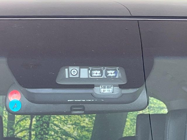 【三菱e-Assist】走行中に前方の車両等を認識し、衝突しそうな時は警報とブレーキで衝突回避と被害軽減をアシスト。より安全にドライブをお楽しみいただけます。