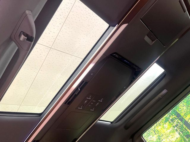 【左右独立ムーンルーフ】2列目左右席にそれぞれ配置されたガラスルーフ!日差しに合わせて片側だけシェードを閉めることも可能です!