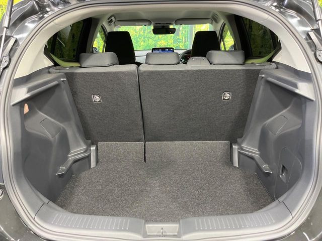 ���i�̂���������ʋ΁A���}���ɏ\���ȉ׎��X�y�[�X���m�ۂ��Ă���܂��B�Z�J���h�V�[�g��|���ƁA�傫�ȉו��̐ύڂ��\�ł���