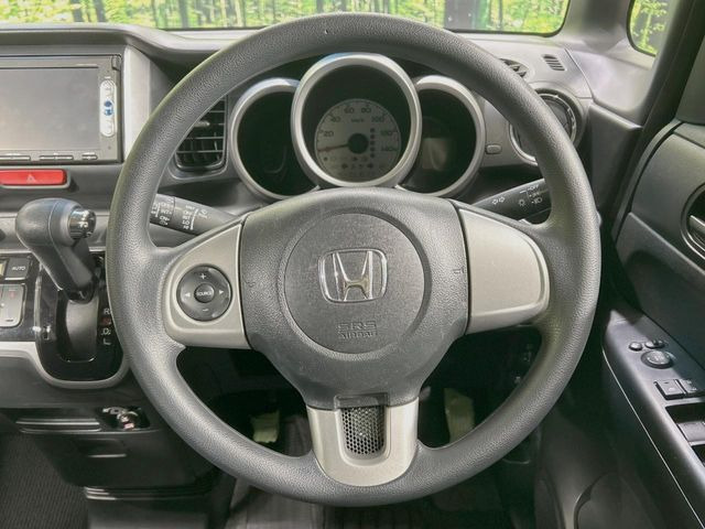 �C���e���A�ɍ��킹���f�U�C���̃X�e�A�����O�́A�^�]�������̂��Ƃ��l���A�^�]���₷���`��A�傫���ł��B�����x�A���ۂɐG���Ă��m���߂��������B