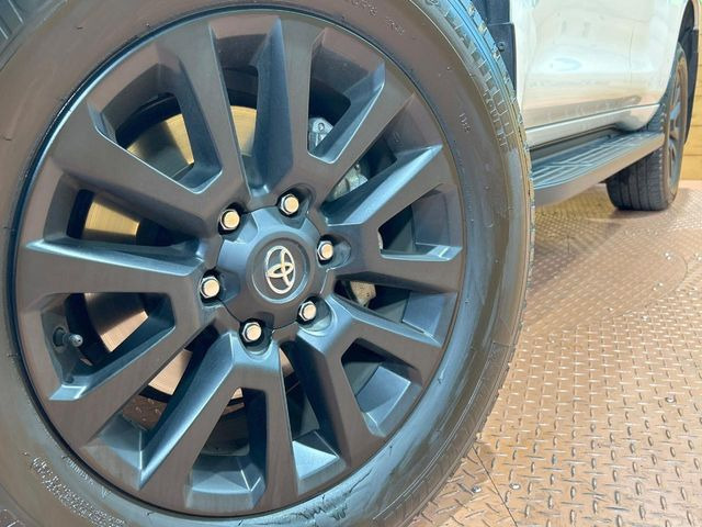 �y����18�C���`�A���~�z�C�[���z�O�ςɃ}�b�`���������A���~�z�C�[���𑕒����Ă���܂��B�e��ЊO�A���~�z�C�[����A�X�^�b�h���X�^�C�����戵�����Ă���܂��B���񂲑��k����������