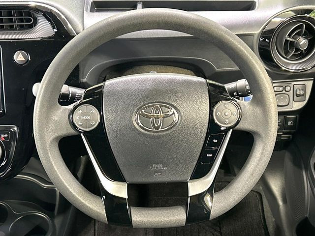 �C���e���A�ɍ��킹���f�U�C���̃X�e�A�����O�́A�^�]�������̂��Ƃ��l���A�^�]���₷���`��A�傫���ł��B�����x�A���ۂɐG���Ă��m���߂��������B