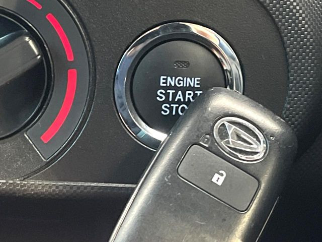 【キーフリーシステム】カバンやポケットに入れたままでもドアの施錠・解錠が可能なスマートキーを装備。エンジンのオン・オフ時もカギを取り出す必要が無いからとっても便利です♪