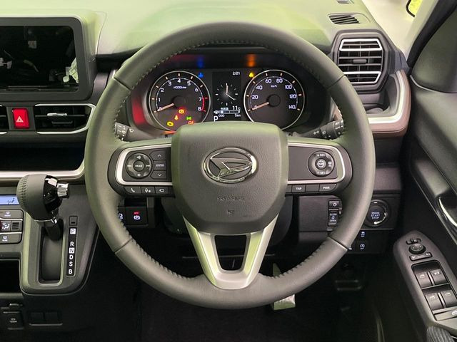 �C���e���A�ɍ��킹���f�U�C���̃X�e�A�����O�́A�^�]�������̂��Ƃ��l���A�^�]���₷���`��A�傫���ł��B�����x�A���ۂɐG���Ă��m���߂��������B