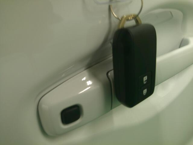 �L�[���|�P�b�g�ɓ��ꂽ�܂܂ł��G���W��ON/OFF�A�h�A�{��/�J���\���֗��ȃX�}�[�g�L�[�ł��B