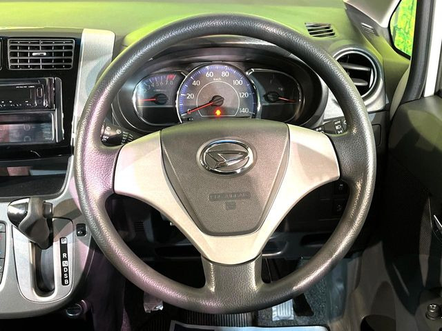 �C���e���A�ɍ��킹���f�U�C���̃X�e�A�����O�́A�^�]�������̂��Ƃ��l���A�^�]���₷���`��A�傫���ł��B�����x�A���ۂɐG���Ă��m���߂��������B