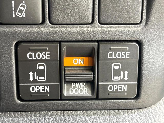 【両側パワースライドドア】スマートキーや運転席のスイッチで後席両側スライドドアの開閉が可能♪電動だから力を入れてドアを開ける必要が無く、小さなお子様でも簡単に開け閉めでき快適です♪
