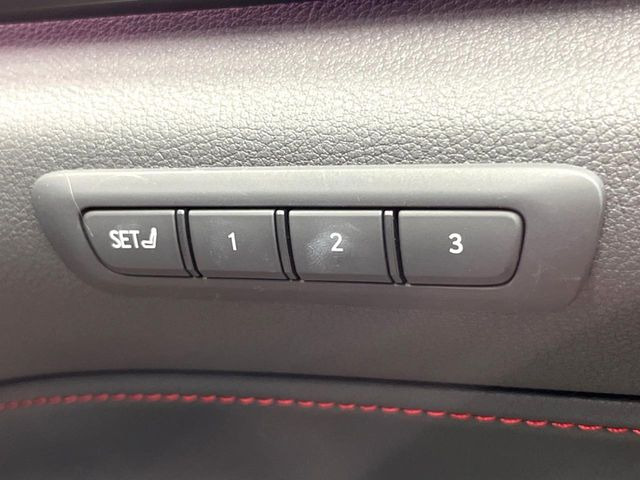 【メモリー機能付きパワーシート】ドライバーごとに設定したシート位置を記憶して、ボタン一つで切り替えできる便利な機能!運転する方が複数名いらっしゃるご家庭におすすめです♪