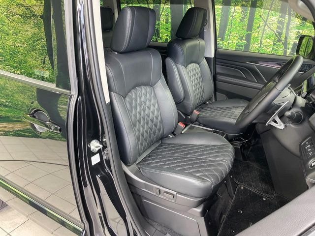 【黒革シート】上質な本革を使用し、高級感あふれる黒革シート。常に体に触れる部分だから、座り心地の良さにはこだわりたいですね♪汚れの付着や劣化を抑制する内装コーティング施工もおススメですよ♪