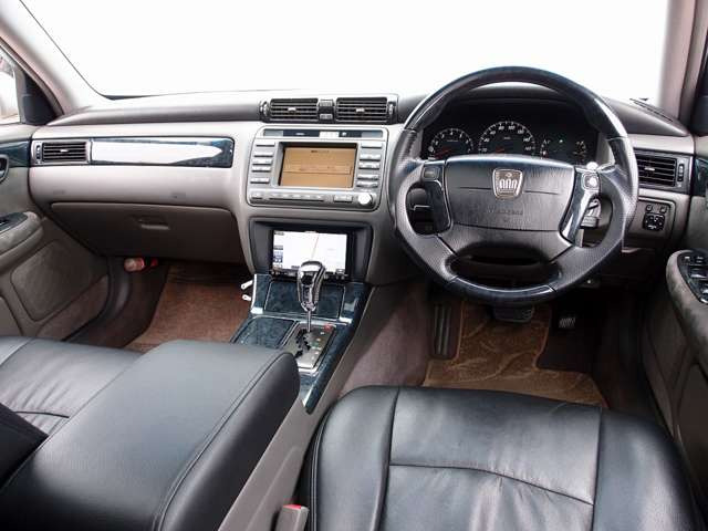 �������Y��Ƀ��[���N���[�j���O�ς݂ƂȂ�܂��B���΂��̌��ȏL����F���܂̏L����������܂���B����]�ɉ�����RECARO���Ȃǂ̃X�|�[�c�V�[�g�ɕύX���\�ł��B���C�y�ɂ����k�������܂�