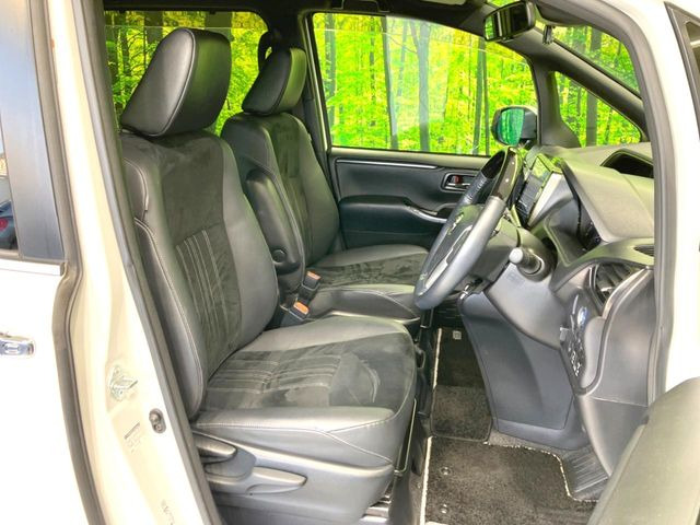 【ハーフレザーシート】高級感と座り心地を両立した人気のシート♪背面・座面のファブリック素材は、通気性の良さや滑りにくさに優れています。気温や服装に左右されず快適にお乗りいただけます。