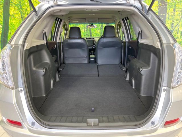 ���i�̂���������ʋ΁A���}���ɏ\���ȉ׎��X�y�[�X���m�ۂ��Ă���܂��B�Z�J���h�V�[�g��|���ƁA�傫�ȉו��̐ύڂ��\�ł���