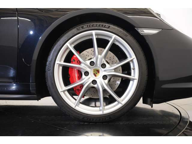 �����ɂ̓J����S��p������20�C���`�A���~�z�C�[���𑕒����Ă���܂��B