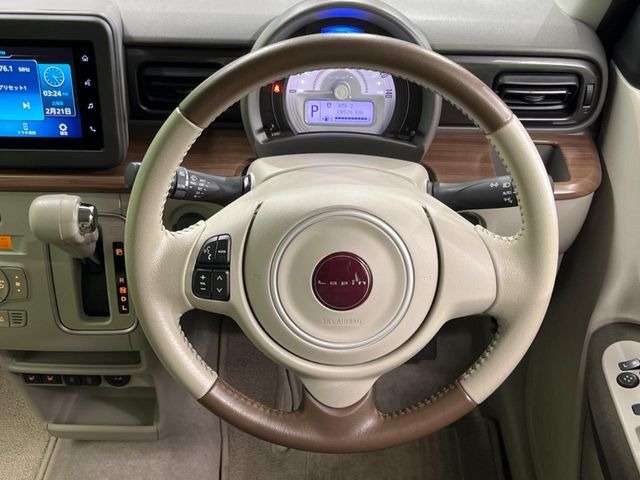 �C���e���A�ɍ��킹���f�U�C���̃X�e�A�����O�́A�^�]�������̂��Ƃ��l���A�^�]���₷���`��A�傫���ł��B�����x�A���ۂɐG���Ă��m���߂��������B