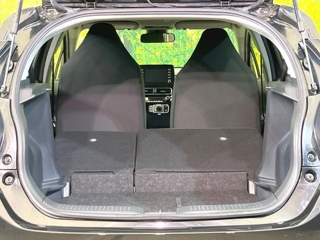 後席を格納すると、これだけの広さが!シーンに合わせたシートアレンジで、大きな荷物も積むことが出来ます♪