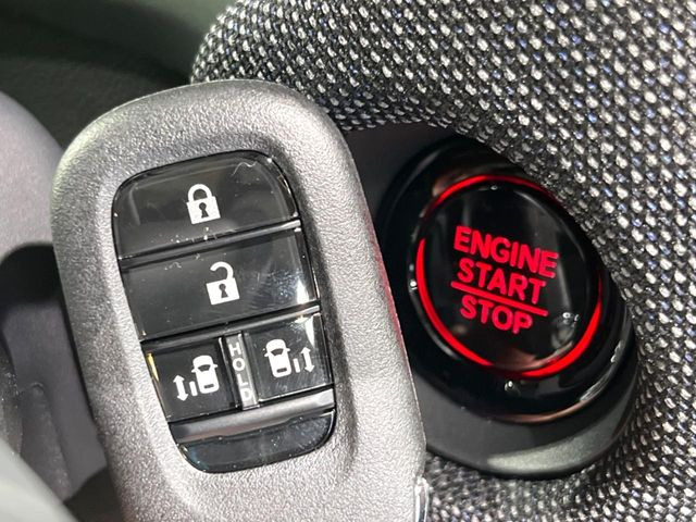 �yHonda�X�}�[�g�L�[�z�J�o����|�P�b�g�ɓ��ꂽ�܂܂ł��h�A�̎{���E�������\�ȃX�}�[�g�L�[�𑕔��B�G���W���̃I���E�I�t�����J�M�����o���K�v����������Ƃ��Ă��֗��ł���