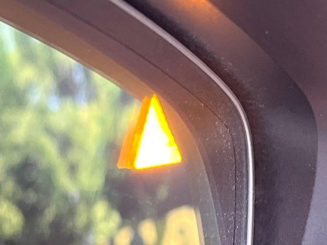 �y�u���C���h�X�|�b�g���j�^�����O�z���s���A�h�A�~���[�̎��p�ɂȂ�₷���ӏ��Ɍ㑱�Ԃ��ڋ߂���ƃT�C�h�~���[�t�߂Ɍx����\���A�h���C�o�[�ɒ��ӊ��N�����Ă���܂��B