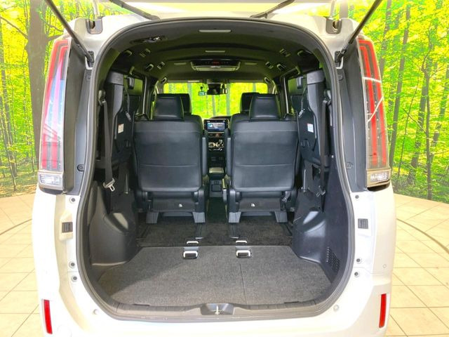 後席を格納すると、これだけの広さが!シーンに合わせたシートアレンジで、大きな荷物も積むことが出来ます♪