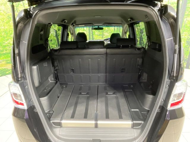 ���i�̂���������ʋ΁A���}���ɏ\���ȉ׎��X�y�[�X���m�ۂ��Ă���܂��B�Z�J���h�V�[�g��|���ƁA�傫�ȉו��̐ύڂ��\�ł���