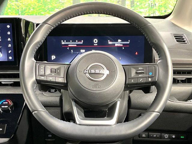 �C���e���A�ɍ��킹���f�U�C���̃X�e�A�����O�́A�^�]�������̂��Ƃ��l���A�^�]���₷���`��A�傫���ł��B�����x�A���ۂɐG���Ă��m���߂��������B