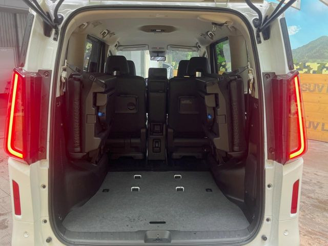 ���i�̂���������ʋ΁A���}���ɏ\���ȉ׎��X�y�[�X���m�ۂ��Ă���܂��B�T�[�h�V�[�g��|���ƁA�傫�ȉו��̐ύڂ��\�ł���