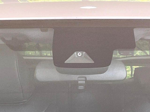 【トヨタセーフティセンス】走行中に前方の車両等を認識し、衝突しそうな時は警報とブレーキで衝突回避と被害軽減をアシスト。より安全にドライブをお楽しみいただけます。