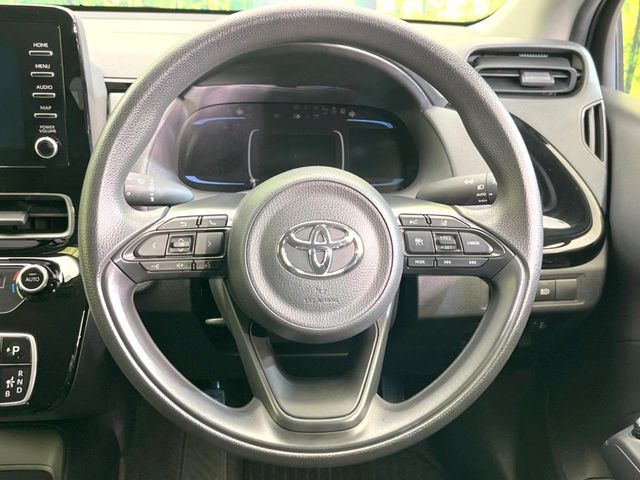 インテリアに合わせたデザインのステアリングは、運転される方のことも考え、運転しやすい形状、大きさです。是非一度、実際に触ってお確かめください。