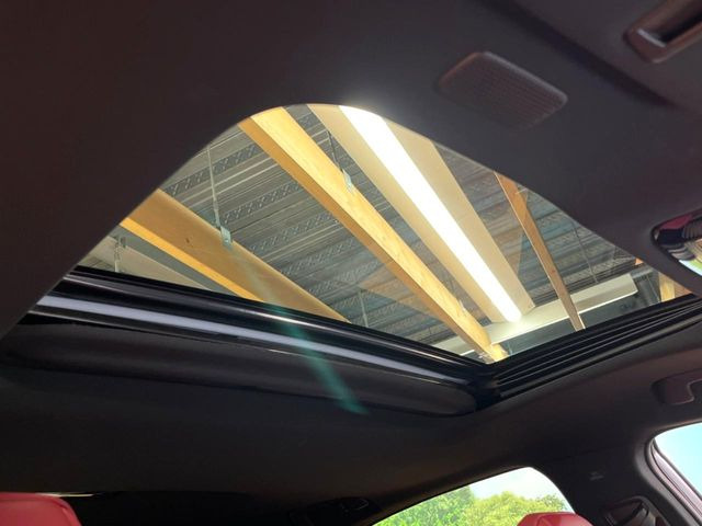 【サンルーフ】開放感たっぷりの希少装備、サンルーフが装着されています!車内に明かりを取り入れたり景色を楽しむ以外にも、車内の空気も簡単に換気できて快適です!