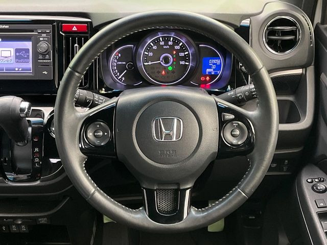 �y�����v�����X�e�A�����O�z�㎿�Ȋv���g�p���邱�ƂŁA��ɂ����������݂ƂĂ��^�]���₷���n���h���ł���