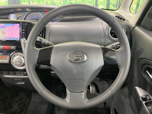 �C���e���A�ɍ��킹���f�U�C���̃X�e�A�����O�́A�^�]�������̂��Ƃ��l���A�^�]���₷���`��A�傫���ł��B�����x�A���ۂɐG���Ă��m���߂��������B