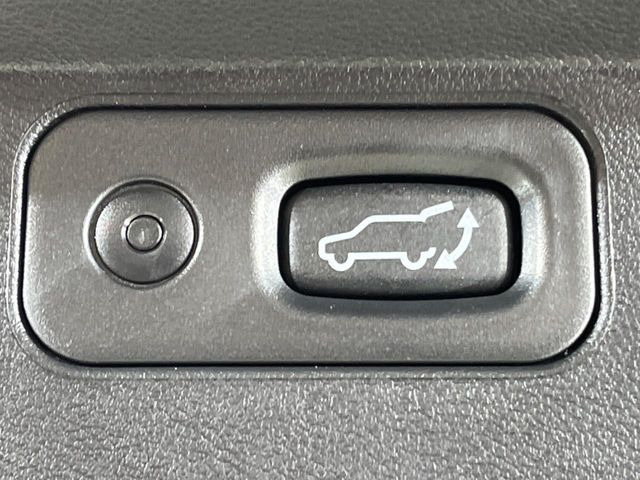 【パワーバックドア】スマートキーや運転席のボタンを押すだけでリアゲートが自動で開閉します!荷物を持っている時や、高い位置にあるバックドアを閉める際に便利な機能です♪