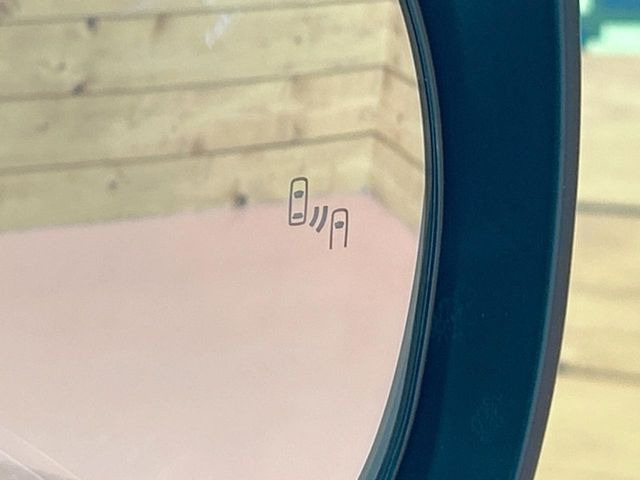 【ブラインドスポットモニター】走行中、ドアミラーの死角になりやすい箇所に後続車が接近するとサイドミラーのレンズに警告を表示!ドライバーに注意喚起をしてくれます。