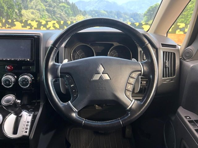 �C���e���A�ɍ��킹���f�U�C���̃X�e�A�����O�́A�^�]�������̂��Ƃ��l���A�^�]���₷���`��A�傫���ł��B�����x�A���ۂɐG���Ă��m���߂��������B