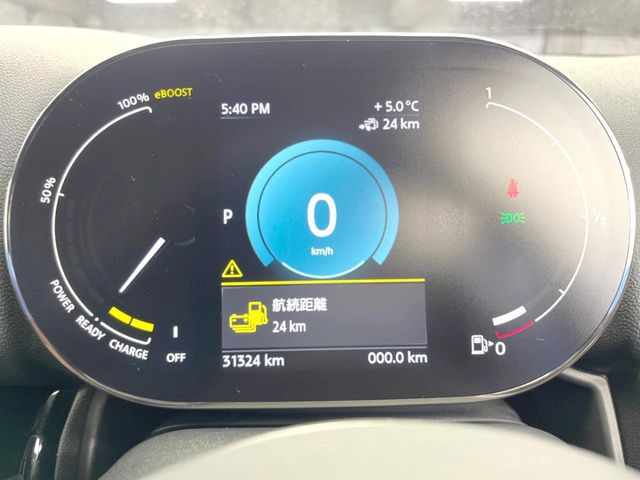 ���}���`�f�B�X�v���C���[�^�[:�S�̂��t���p�l���ƂȂ��Ă����i�I�ȃ��[�^�[�p�l���B�ʏ�̃X�s�[�h���[�^�[�Ƃ��Ă̋@�\�͂������A�I�[�f�B�I�@�\�̊m�F�E������ł��A�^�]�ɏW�����₷���Ȃ��Ă���܂��B