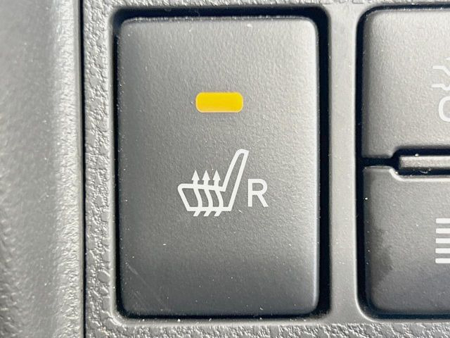 【シートヒーター】寒い日に重宝するシートヒーター!エアコンより早く温まってくれるので寒がりの人も安心ですね♪エアコンの温風は乾燥するから苦手、という方にもをおすすめです。