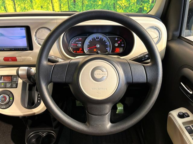 �C���e���A�ɍ��킹���f�U�C���̃X�e�A�����O�́A�^�]�������̂��Ƃ��l���A�^�]���₷���`��A�傫���ł��B�����x�A���ۂɐG���Ă��m���߂��������B