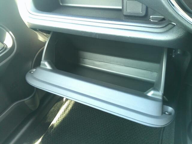 �O���[�u�{�b�N�X��A4�T�C�Y�̏��ނ�����傫���ł��B