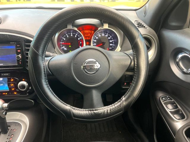 �C���e���A�ɍ��킹���f�U�C���̃X�e�A�����O�́A�^�]�������̂��Ƃ��l���A�^�]���₷���`��A�傫���ł��B�����x�A���ۂɐG���Ă��m���߂��������B