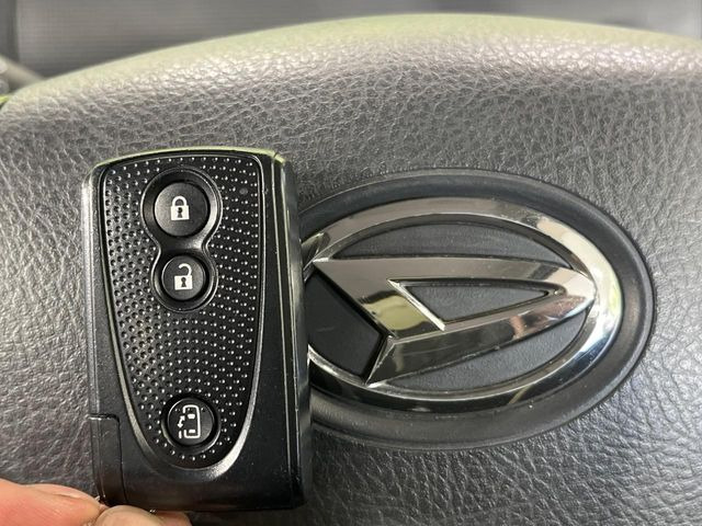 �y�L�[�t���[�V�X�e���z�J�o����|�P�b�g�ɓ��ꂽ�܂܂ł��h�A�̎{���E�������\�ȃX�}�[�g�L�[�𑕔��B�G���W���̃I���E�I�t�����J�M�����o���K�v����������Ƃ��Ă��֗��ł���