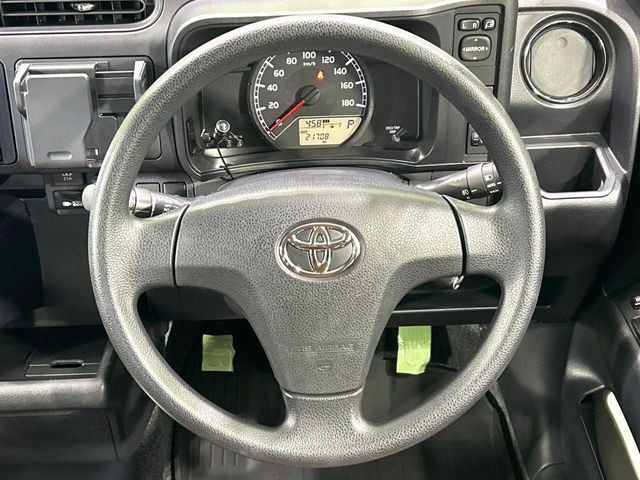 �C���e���A�ɍ��킹���f�U�C���̃X�e�A�����O�́A�^�]�������̂��Ƃ��l���A�^�]���₷���`��A�傫���ł��B�����x�A���ۂɐG���Ă��m���߂��������B