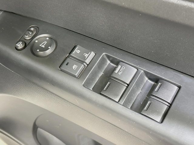 �y�d���i�[�~���[�z�T�C�h�~���[�͓d���i�[���ƂȂ��Ă���A�������ԏ�ł��L�Y�������X�N��}�����܂��B