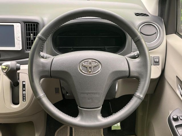 �C���e���A�ɍ��킹���f�U�C���̃X�e�A�����O�́A�^�]�������̂��Ƃ��l���A�^�]���₷���`��A�傫���ł��B�����x�A���ۂɐG���Ă��m���߂��������B