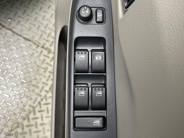 �y�d���i�[�~���[�z�T�C�h�~���[�͓d���i�[���ƂȂ��Ă���A�������ԏ�ł��L�Y�������X�N��}�����܂��B