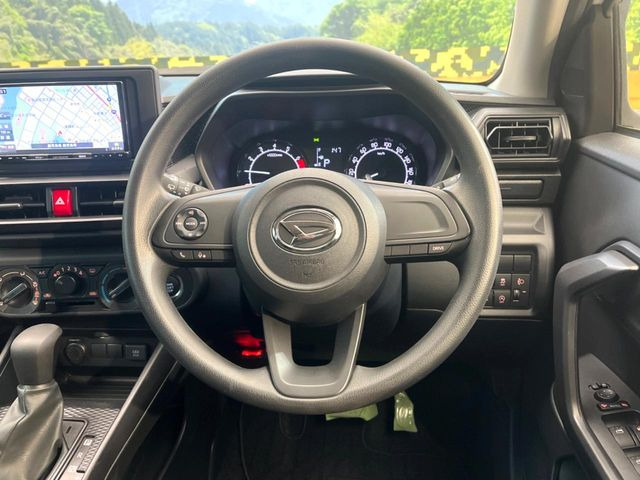 インテリアに合わせたデザインのステアリングは、運転される方のことも考え、運転しやすい形状、大きさです。是非一度、実際に触ってお確かめください。