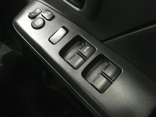 �p���[�E�B���h�E�͉^�]�Ȃ̃X�C�b�`�̂݃I�[�g�@�\����������Ă���܂��B�E�B���h�E���b�N����������Ă���̂ŁA���q�l�ƈꏏ�̎������S�ł��ˁB