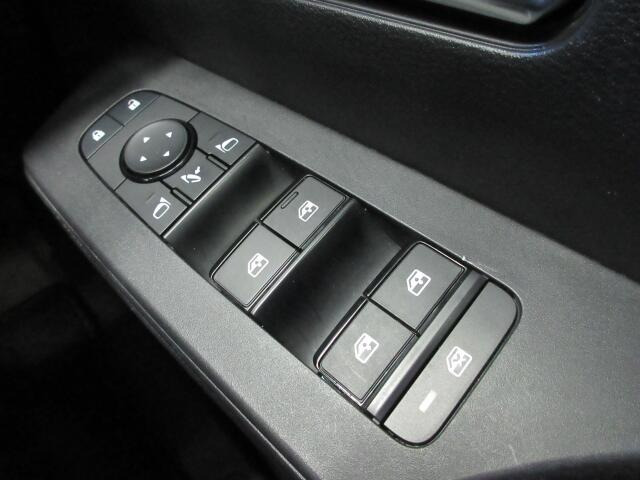 �p���[�E�B���h�E�͉^�]�Ȃ̃X�C�b�`�̂݃I�[�g�@�\����������Ă���܂��B�E�B���h�E���b�N����������Ă���̂ŁA���q�l�ƈꏏ�̎������S�ł��ˁB