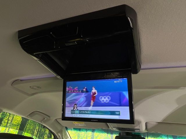 【フリップダウンモニター】大画面モニターで後席でもエンタメをお楽しみいただけます。小さなお子様にも大人気の装備です♪