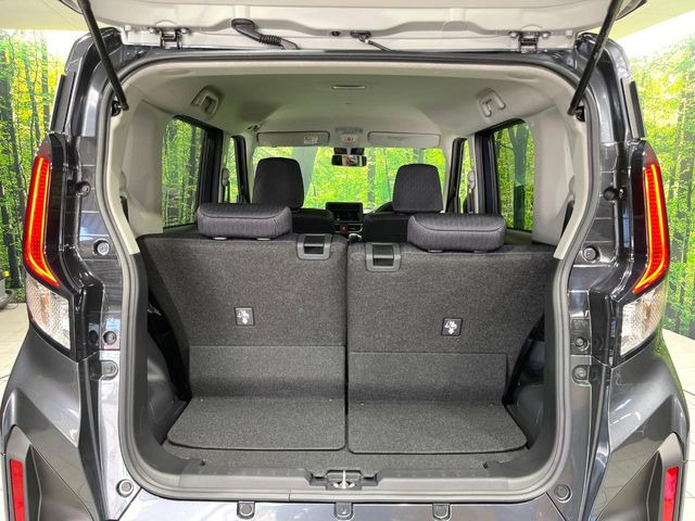 ���i�̂���������ʋ΁A���}���ɏ\���ȉ׎��X�y�[�X���m�ۂ��Ă���܂��B�Z�J���h�V�[�g��|���ƁA�傫�ȉו��̐ύڂ��\�ł���