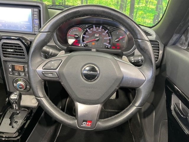 �C���e���A�ɍ��킹���f�U�C���̃X�e�A�����O�́A�^�]�������̂��Ƃ��l���A�^�]���₷���`��A�傫���ł��B�����x�A���ۂɐG���Ă��m���߂��������B